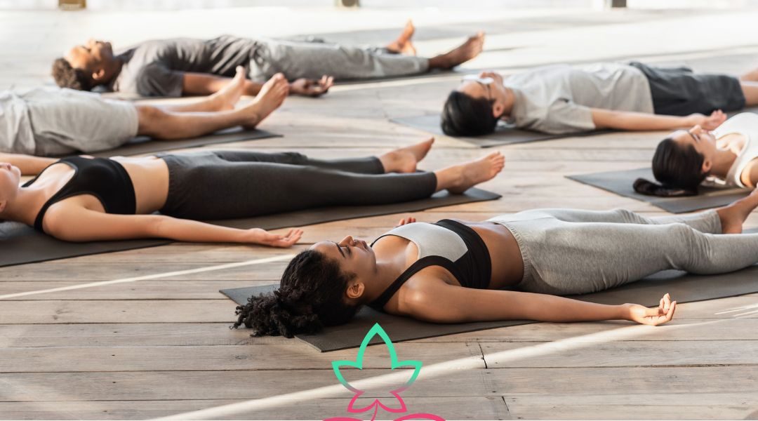 Shavasana (Sánscrito: शवासन; IAST: śavāsana)